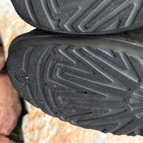 UGG Bailey Button Boots Womens 7 Black Sheepskin Suede Winter 5803 - Picture 10 of 10